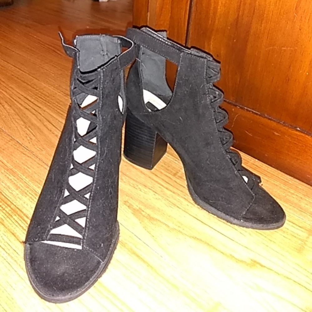 Peep toe chunky heel